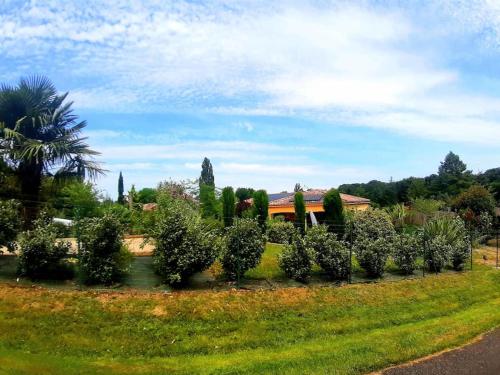 MontégutにあるGers habitationの家の前の木々や茂みの列