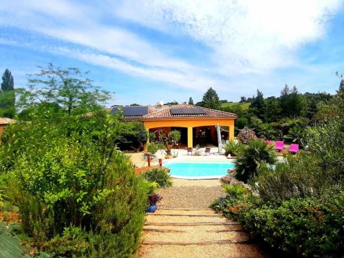 MontégutにあるGers habitationの庭園内のスイミングプール付きの家