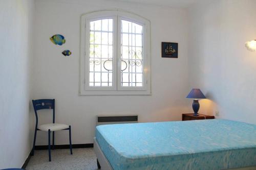 une chambre avec un lit, une fenêtre et une chaise dans l'établissement Maison 3 pièces PORT LA NOUVELLE PN000-156, à Port-la-Nouvelle