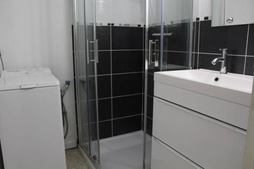 une salle de bain avec une douche en verre et un lavabo dans l'établissement Maison 3 pièces PORT LA NOUVELLE PN000-156, à Port-la-Nouvelle