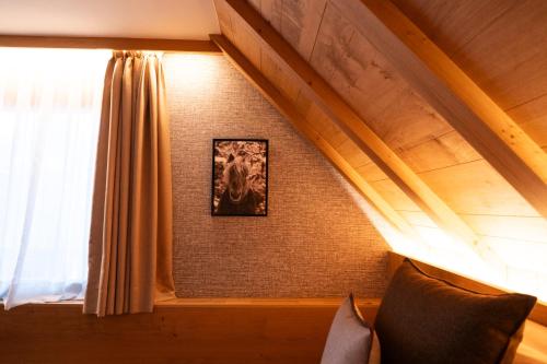 a window with a picture of a horse on the wall at Hotel Petit Lacreu in Salardú