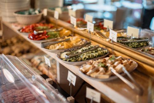 ゲストハウスの敷地内または近くでの食事または食べ物