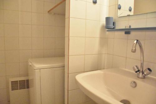 une salle de bain blanche avec un lavabo et des toilettes dans l'établissement Maison 2 pièces mezzanine - Gruissan Ayguades AY050-137, à Vires