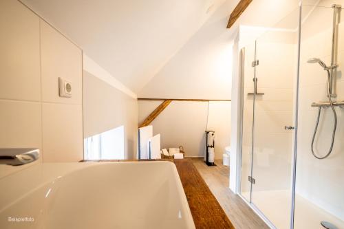 Ένα μπάνιο στο 6 Zimmer 130 m2 Wundervoll sanierte Wohnung zentral ruhig hochwertig