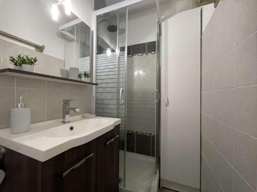 une salle de bain avec un lavabo et une douche en verre dans l'établissement Appartement 3 pièces - Gruissan GN160-434, à Gruissan