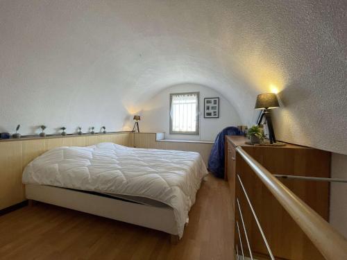 une chambre avec un lit blanc et une fenêtre dans l'établissement Appartement 3 pièces - Gruissan GN160-434, à Gruissan