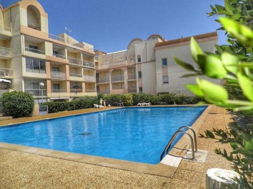 une grande piscine devant un immeuble dans l'établissement Appartement 3 pièces - Gruissan GN160-434, à Gruissan