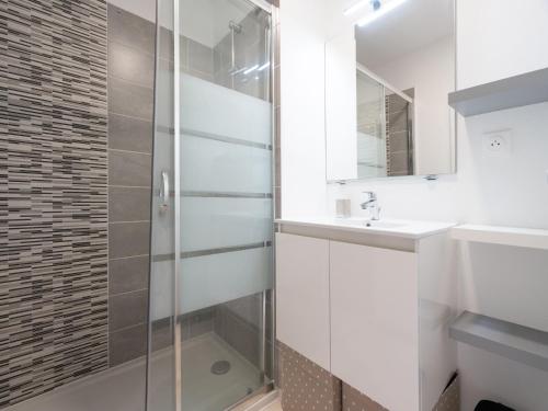 une salle de bain avec douche et lavabo dans l'établissement La Dune N 71 - Villa 4P6, à Sérignan