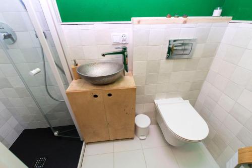 a bathroom with a sink and a toilet at SOBIESZEPTY Odetchnij ciszą in Gdańsk