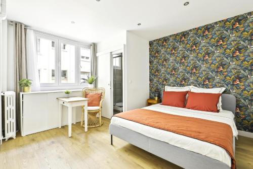 - une chambre avec un grand lit et un mur coloré dans l'établissement Luxury suite near Eiffel Tower, à Paris
