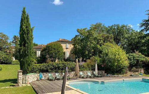 Photo de la galerie de l'établissement Villa élégante à Villeneuve-sur-Lot avec piscine privée, à Villeneuve-sur-Lot