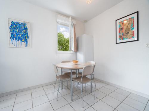 une salle à manger avec une table et des chaises dans l'établissement Cap Camargue A N 14 - 2P4, au Grau-du-Roi