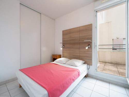 une chambre avec un lit et une grande fenêtre dans l'établissement Cap Camargue A N 14 - 2P4, au Grau-du-Roi