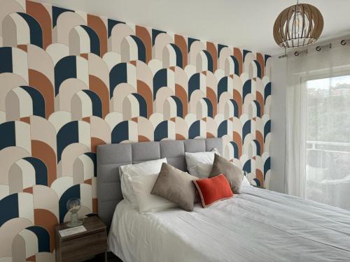 - une chambre avec un grand lit et un mur coloré dans l'établissement Panoramic view, perfect between sea and mountain, à Mandelieu-la-Napoule