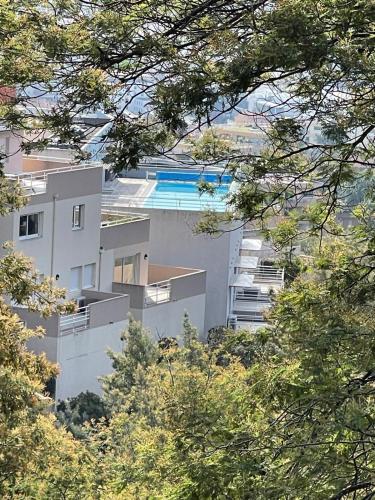 - un bâtiment avec une piscine sur le côté dans l'établissement Panoramic view, perfect between sea and mountain, à Mandelieu-la-Napoule