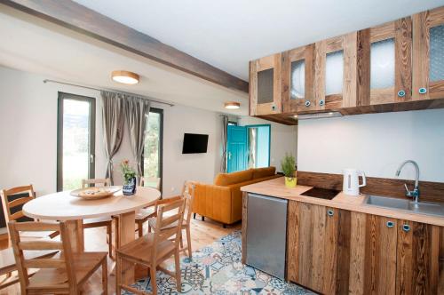 a kitchen and living room with a table and a kitchen and a dining room at SOBIESZEPTY Odetchnij ciszą in Gdańsk