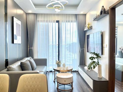Ruang duduk di Căn hộ sang trọng 2 ngủ nhìn toàn cảnh thành phố