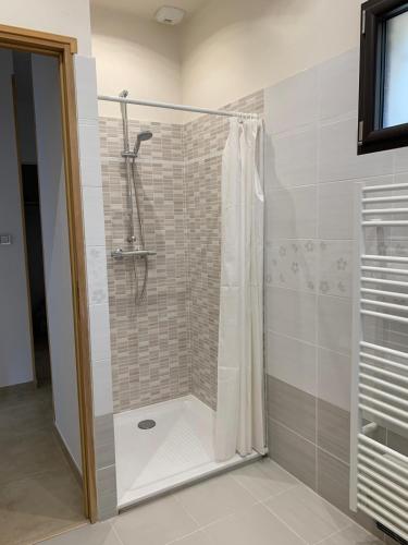 une douche avec un rideau de douche dans une salle de bain dans l'établissement Lei Bancaou, à Roquevaire