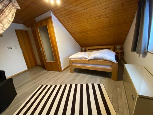 Un pat sau paturi într-o cameră la Ferienhaus Sauerlandtraum