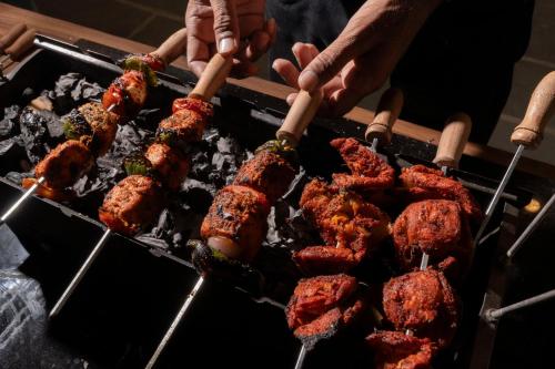 ジャイプールにあるAlaya Stays Ramalaya 4 BHK Villa With Gardenのグリル料理人