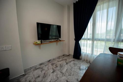 TV a/nebo společenská místnost v ubytování MKB Homestay - 2 X King Bed Studio Room with view & FREE parking