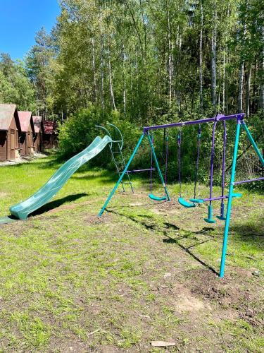 un parque infantil con dos toboganes en el césped en Kemp U Hrocha, en Mladotice