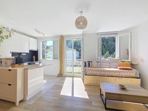 - une cuisine avec un canapé au milieu d'une pièce dans l'établissement Studio toit terrasse vue mer Sea View, à Nice