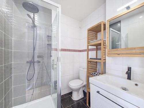 une salle de bain avec une douche, des toilettes et un lavabo dans l'établissement Studio toit terrasse vue mer Sea View, à Nice