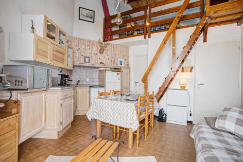 une cuisine et une salle à manger avec une table et des chaises dans l'établissement La Singlantane - Duplex vue montagne aux Angles, aux Angles