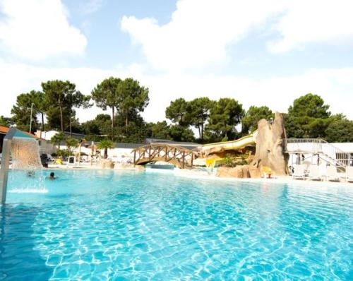 une grande piscine avec un parc aquatique dans l'établissement MOBILHOME 8p 3 CH 2 SDB SAINT JEAN DE MONTS, à Saint-Jean-de-Monts