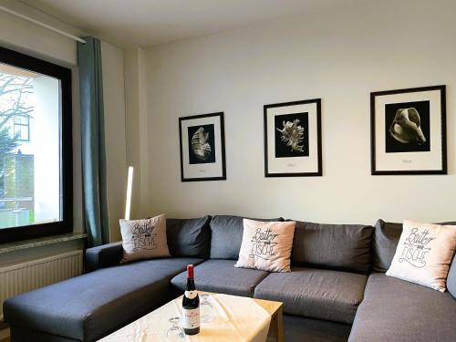 un salon avec un canapé et une table dans l'établissement Fischerhuus Whg 5, à Wyk auf Föhr