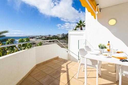 a balcony with a table and chairs and a view of the ocean at Nueva S 523 by VillaGranCanaria in San Agustin