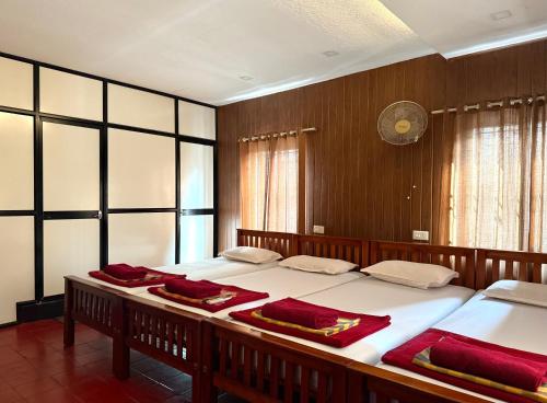 Postel nebo postele na pokoji v ubytování Reds Residency - Homestay