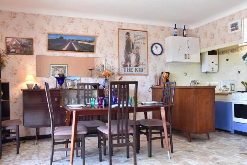 une cuisine et une salle à manger avec une table et des chaises dans l'établissement NP630-215 Appartement 3 pièces Narbonne Plage, à Narbonne-Plage