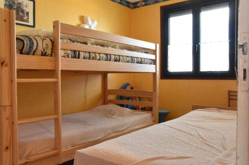 une chambre avec deux lits superposés et une fenêtre dans l'établissement NP630-215 Appartement 3 pièces Narbonne Plage, à Narbonne-Plage