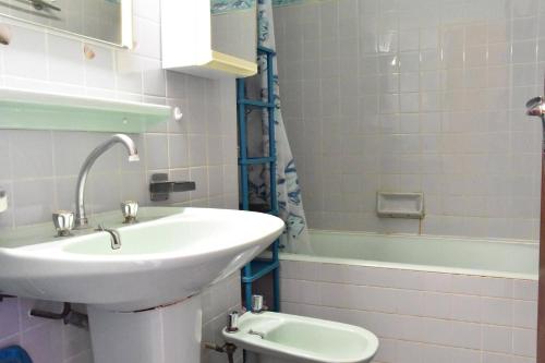 une salle de bain avec un lavabo, des toilettes et une baignoire dans l'établissement NP630-215 Appartement 3 pièces Narbonne Plage, à Narbonne-Plage