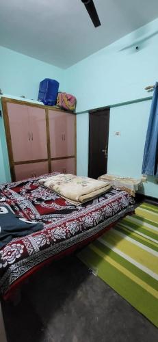 a bed sitting in a room with avertisementatronatronatron at Ashirwad Mahakumbh Homestay in Prayagraj