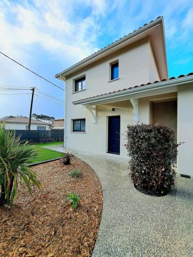 Villa L'Evasion, neuve, 4 chambres, 8pers, piscine chauffée