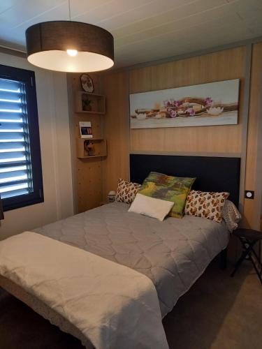 une chambre avec un lit dans une pièce dans l'établissement Charmant Cottage, à Saubrigues