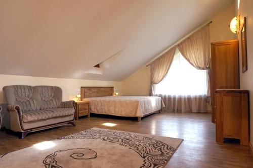 um quarto com uma cama, uma cadeira e uma janela em Uzkanaves 15 em Palanga