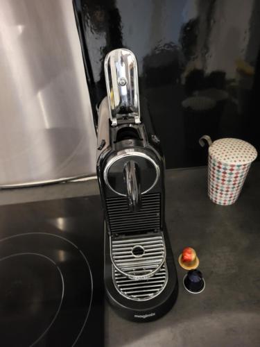 einem auf einer Küchentheke sitzenden Prozessor in der Unterkunft L'Oasis du Quesnoy - proche lille - Navette à disposition in Quesnoy-sur-Deûle