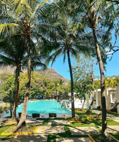 Kolam renang di atau dekat dengan Pico de Loro Condo Accommodation for Rent