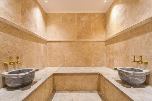 a bathroom with two sinks and two tubs at Sıfır Muhteşem Havuzlu Aileye Özel 1e1 Rezidans in Alanya