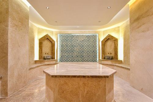 a lobby with a marble counter and a window at Sıfır Muhteşem Havuzlu Aileye Özel 1e1 Rezidans in Alanya