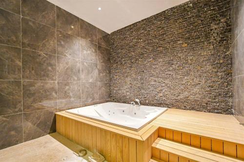 a bathroom with a bath tub and a sink at Sıfır Muhteşem Havuzlu Aileye Özel 1e1 Rezidans in Alanya