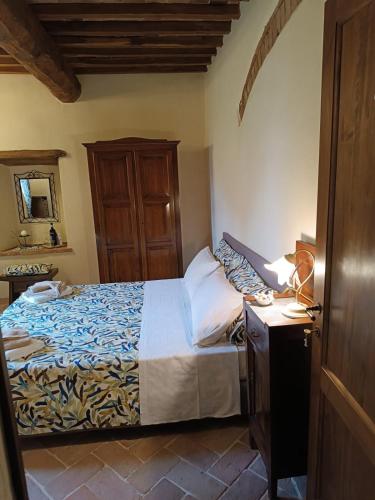 a bedroom with a bed and a dresser in it at Podere Cerciano in Radicondoli
