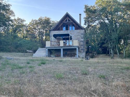 une petite maison au milieu d'un champ dans l'établissement Charming detached house in beautiful Calvignac, à Calvignac