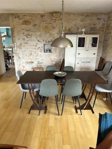 une salle à manger avec une table et des chaises dans l'établissement Charming detached house in beautiful Calvignac, à Calvignac