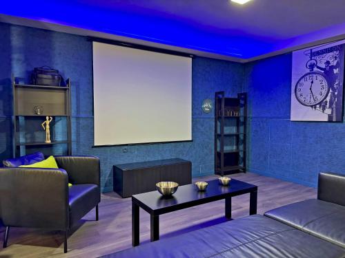 un salon avec un canapé et un paravent dans l'établissement El Bosque del Duende - Ole Solutions, à Arcos de la Frontera