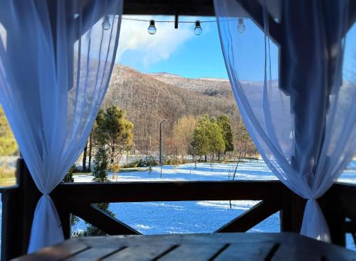 Ein allgemeiner Bergblick oder ein Berglick von der Pension aus